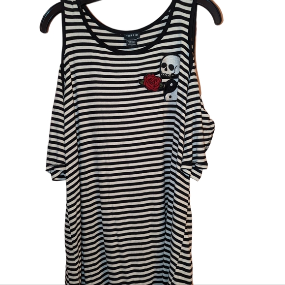 Torrid 3X Cold Shoulder (cutout) Skull & Rose Tunic Top - Picture 1 of 6
